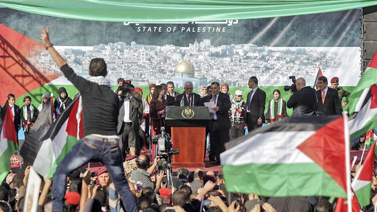 Palestiinalaisten presidentti Mahmud Abbas puhui kannattajilleen Länsirannalla 2. joulukuuta 2012.