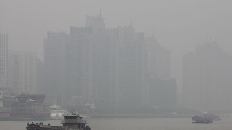 Savusumu on suuri ongelma muun muassa Kiinan jttikaupungeissa, kuten kuvassa olevassa Shanghaissa.