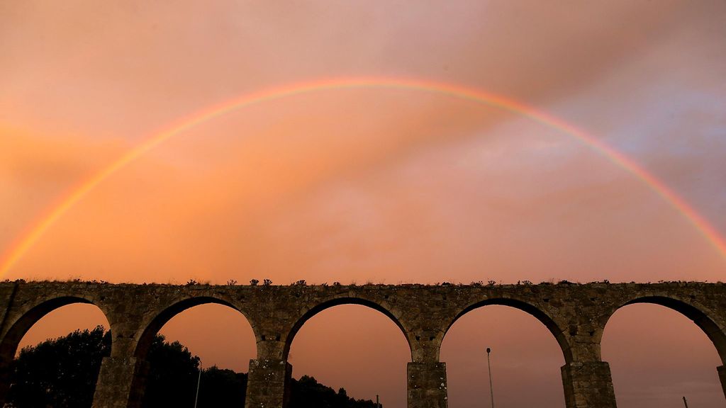 Sateenkaari taipui upeasti Santa Clara Aqueductin ylle Vila do Condessa Portugalissa 28. elokuuta 2014. Copyright: EPA. Kuva: ESTELA SILVA.