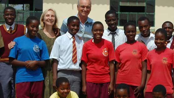 Seppo Ainamo ja Oili Wuolle koululaisten ympäröimänä Zimbabwessa.