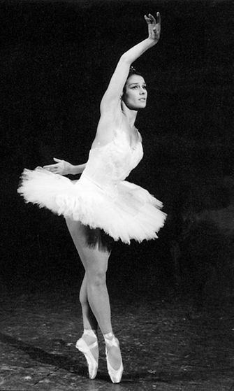 Doris Laine tanssii Joutsenlampea vuonna 1966.