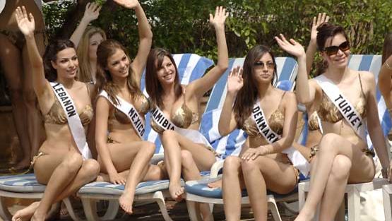 Miss Universum -kilpailijat poseeraavat bikineissään vuonna 2005.