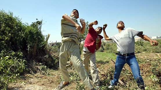 Palestiinalaisnuoret heittävät kiviä Israelin sotilaita kohti.