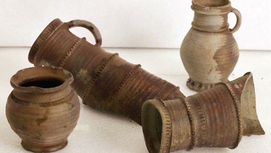 Nauvon vesiltä löytyneen hylyn löytö, 1300-luvun juoma-astiastokokonaisuus.