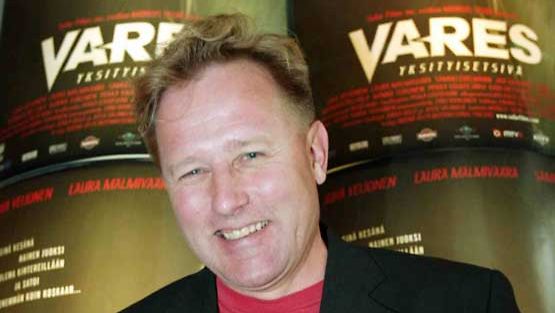 Reijo Mäki vuonna 2004 ilmestyneen ensimmäisen Vares-elokuvan tiedotustilaisuudessa.