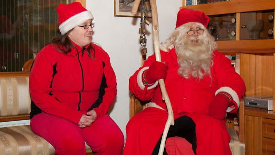 Joulupukki ja Nasu-tonttu eli Risto ja Pauliina Luukkanen kiertävät tänäkin aattona yli 30 tuusulalaiskodissa.