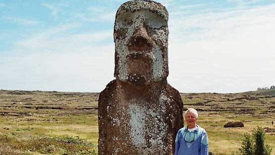 Mikko Heikinheimo ja Moai-patsas.