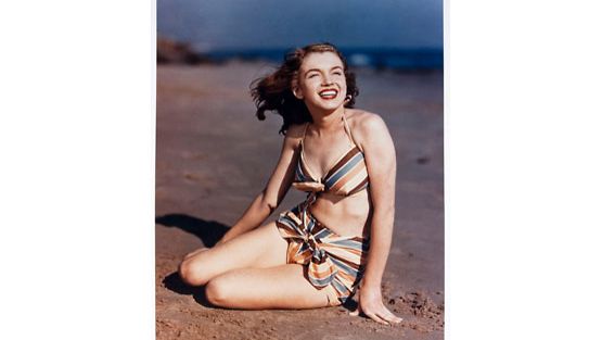 19-vuotias Norma Jean Dougherty poseerasi valokuvaaja Joseph Jasguarille vuonna 1946. 