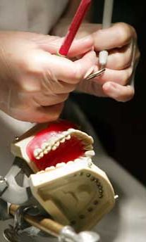 Hampaidenhuoltoon on tarjolla monia hoitoja.