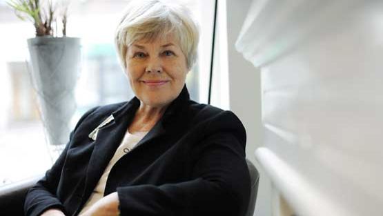 Työ ihmisoikeusaktivistina kuljettaa Elisabeth Rehniä yhä ympäri maailmaa.