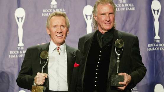 Bobby Hatfield ja Bill Medley juhlivat pääsyään osaksi Rock and Roll Hall of Fame -museota