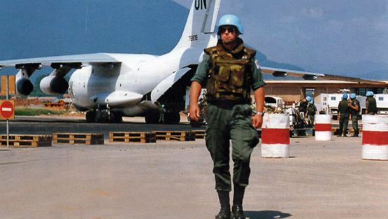 Lentokenttä oli Sarajevon YK-yhteisön henkireikä muuhun  maailmaan sodan aikana. Kuvassa suomalainen rauhanturvaaja-kapteeni  toukokuussa 1992, jolloin taistelut kaupungissa laajenivat  hallitsemattomaksi katastrofiksi.