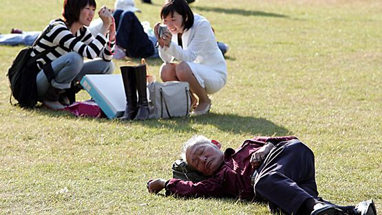 Mies nokosilla Tokion puistossa.