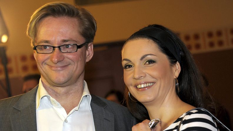 Mikael Jungner ja vaimo Maria SDP:n presidenttiehdokas Paavo Lipposen vaalivalvojaisissa työväentalolla Helsingissä 22. tammikuuta 2012.