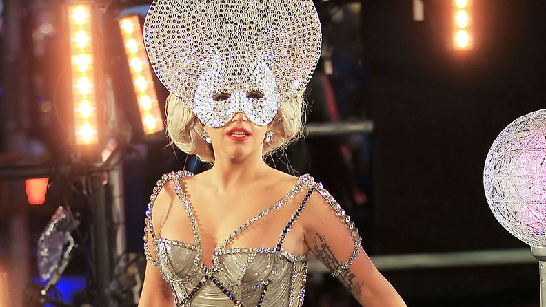 Lady Gaga häkellyttää konserttiasuillaan.