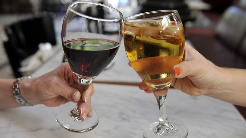 Ruotsin vanhainkodeissa saattaa tulevaisuudessa olla tarjolla viiniä ruokailun yhteydessä.