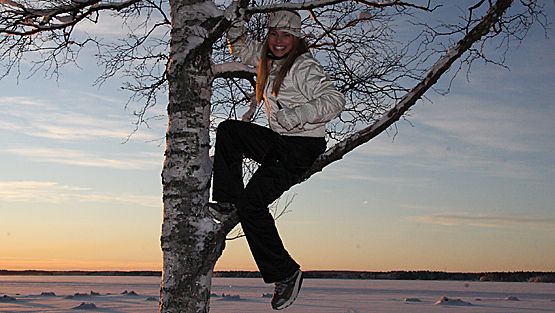 Viivi P. kiipesi kuvauksia varten puuhun. Kuva: MTV3.