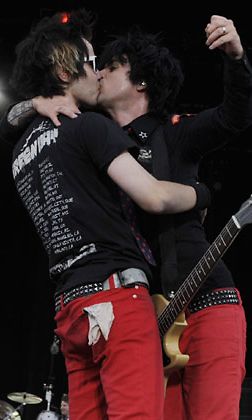 Green Day -solisti Billy Joe Armstrong antoi miespuoliselle fanilleen suude...