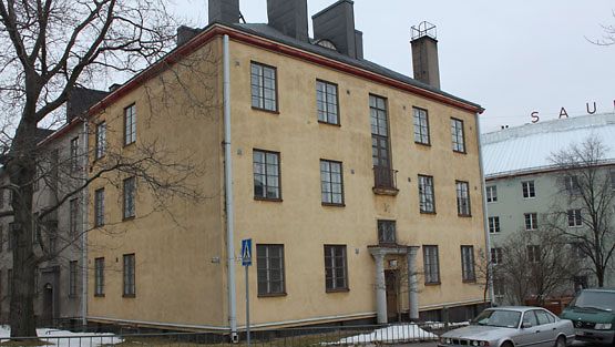 Pentti Arajärvi omistaa asuu tästä talosta Helsingin Torkkelinmäeltä. (Kuva: Mikko Kormilainen/MTV O)