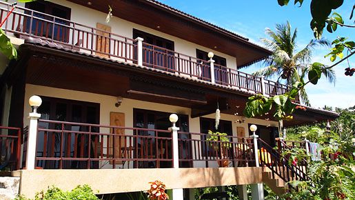 Koh Tao Star Villa sijaitsee Saireen kukkuloilla. Villasta on upeat näköalat merelle.
