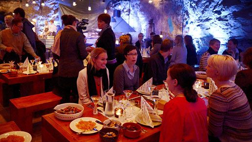 Asiakkaat illallistivat pitkän pöydän ääressä Murun pop up -ravintolassa Tytyrin kaivoksilla syksyllä 2012.