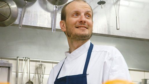 Keittiömestari Hans Välimäki Chez Dominique -ravintolansa keittiössä