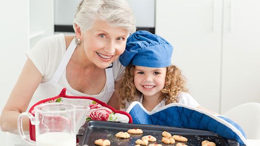 Perheen kesken leipomalla lapset oppivat tärkeitä arjen taitoja. 