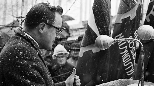 SDP:n puoluesihteeri Erkki Raatikainen puhuu demarien vappujuhlassa helsingin Mäntymäellä Vappupäivänä 1967. Takatalvi, räntäsade. 