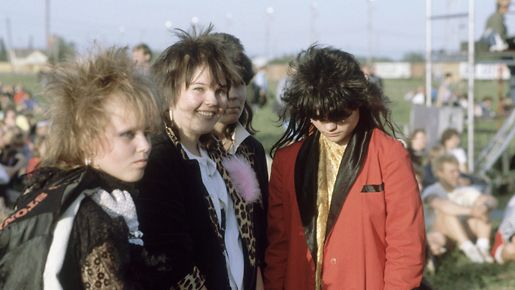 Muodikkaasti pukeutuneita tyttöjä Sunrock-festivaaleilla Forssassa kesäkuussa 1983. 