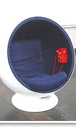 40-vuotias Pallo-tuoli punaisella Ericsson-puhelimella.