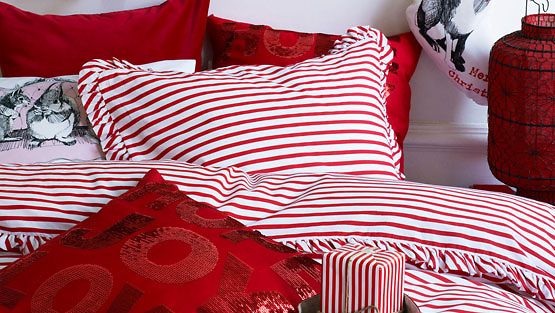 H&M Homen sänky on tänä vuonna pehmeän punainen. 