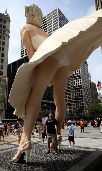Taiteilija Seward Johnsonin Marilyn Monroe-patsas 