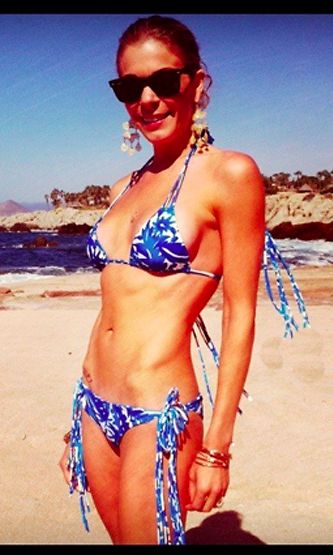 LeAnn Rimes lisäsi itsestään bikinikuvan Twitteriin. Laihan naisen lantioluut töröttävät pelottavasti.