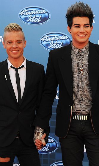 Sauli Koskinen ja Adam Lambert pitivät käsistä kiinni American Idolin kymmenennen tuotantokauden finaalilähetyksen punaisella matolla. 