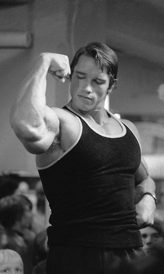 1971 Arnold Schwarzenegger: Arnold Schwarzenegger (Mr Universe) esittelee Weiderin kuntoiluvälineitä ja itseään yleisölle Stockmannin tavaratalon 2 krs. urheiluosastolla Helsingissä 27.syyskuuta 1971.