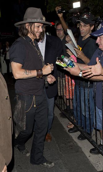 Johnny Depp jakoi nimikirjoituksia faneille Hollywoodissa heinäkuussa 2012.