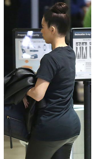 Kim Kardashian lentokentällä (LAX) 26. kesäkuuta 2012.