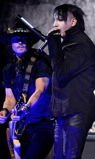 Johnny Depp ja Marilyn Manson esiintyvät 2012 Revolver Golden Gods Award Showssa