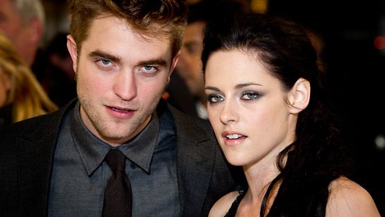 Twilight-pariskunta Robert Pattinson ja Kristen Stewart Aamunkoi-elokuvan Englannin ensi-illassa.