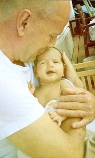 Bruce Willis pitelee hellästi sylissään tytär Maybel Rayta.