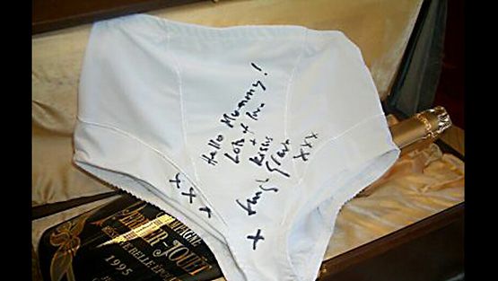Bridget Jones -elokuvan kuuluisat pikkupöksyt huutokaupattiin kera Hugh Grantin nimikirjoituksen: "Hello Mummy! Lots of love + kisses, Hugh Grant."