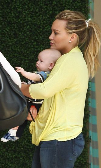 Hilary Duff shoppaili poikansa Lucan kanssa 19. kesäkuuta 2012.
