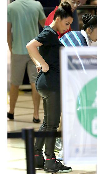 Kim Kardashian lentokentällä (LAX) 26. kesäkuuta 2012.