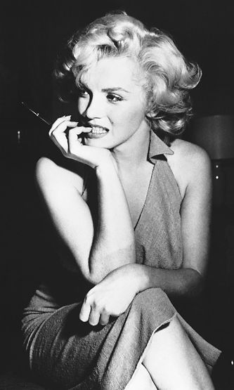 Marilyn Monroe vuonna 1952. Valokuvamallista kehkeytyi näyttelijä 1940-luvulla. Monroe näytteli usein "tyhmää blondia".