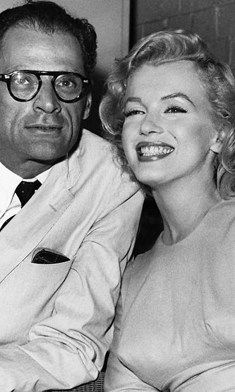 Marilyn Monroe ja Arthur Miller 1956 kesäkuussa. Pariskunta erosi vuonna 1961.