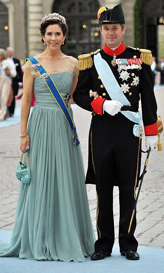 Kesäkuu 2010: Tanskan prinsessa Mary ja puolisonsa Tanskan kruununperijä, prinssi Frederikin kanssa prinsessa Victorian häissä.