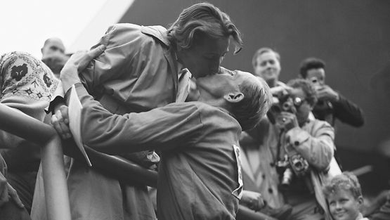 Helsingin olympialaisten voittoisan tsekkipariskunnan Emil ja Dana Zatopekin suudelma lienee yksi ikimuistoisimmista kisakuvista.