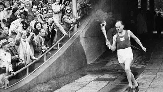 Suomalainen juoksija Paavo Nurmi tuomassa olympiatulta Olympiastadionin maratonportista Helsingin olympialaisten avajaisissa 19. heinäkuuta 1952.