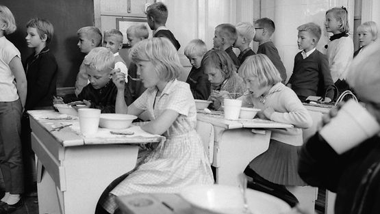 Kouluruokailua Helsingissä vuonna 1965.