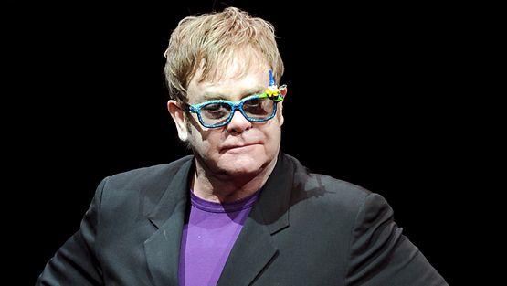 Elton John rakastaa vaippojen tuoksua.